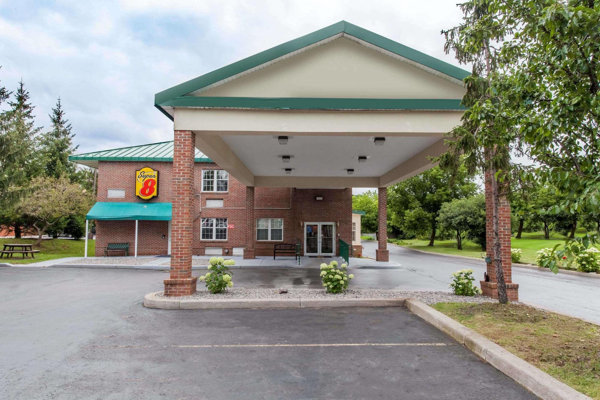 Executive East Syracuse Hotel Exterior foto