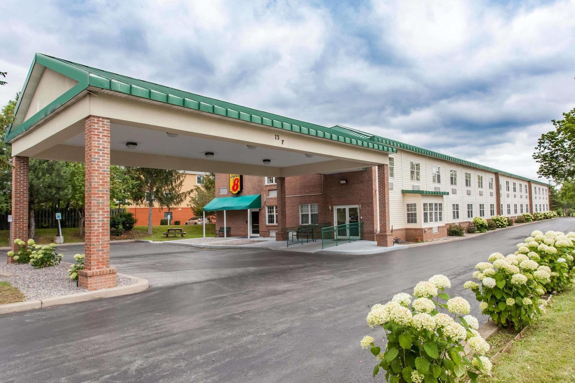 Executive East Syracuse Hotel Exterior foto