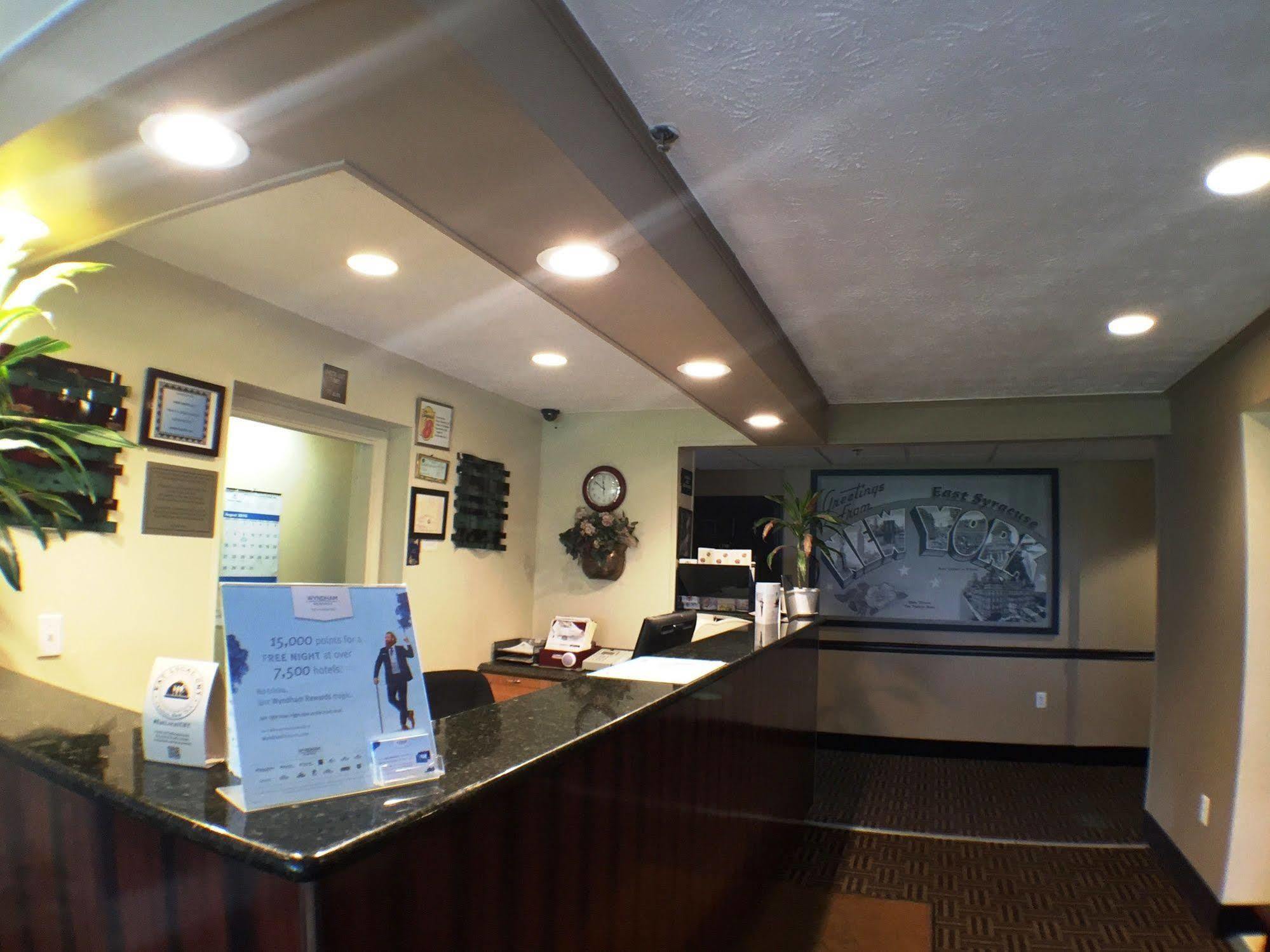 Executive East Syracuse Hotel Exterior foto