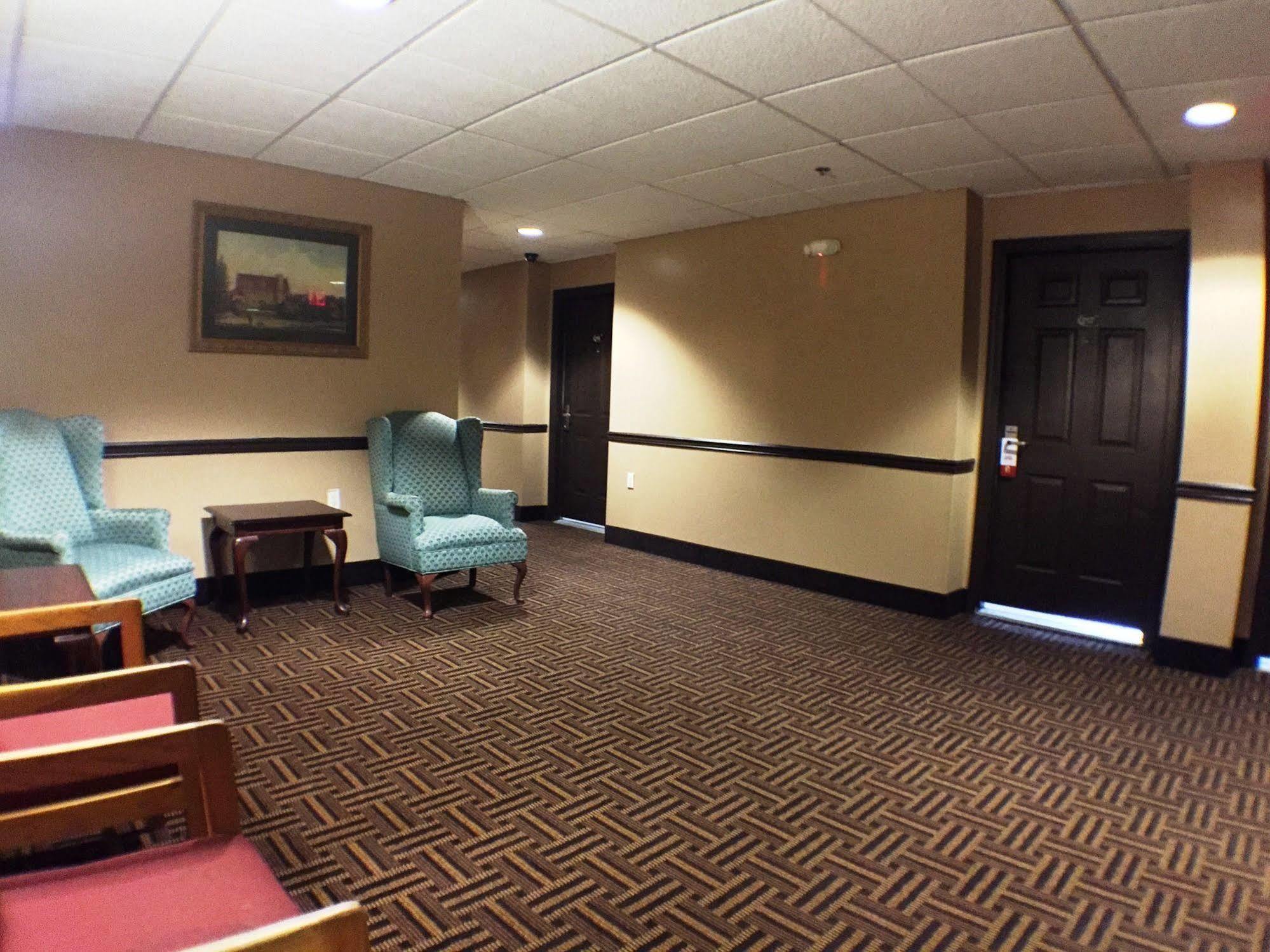 Executive East Syracuse Hotel Exterior foto
