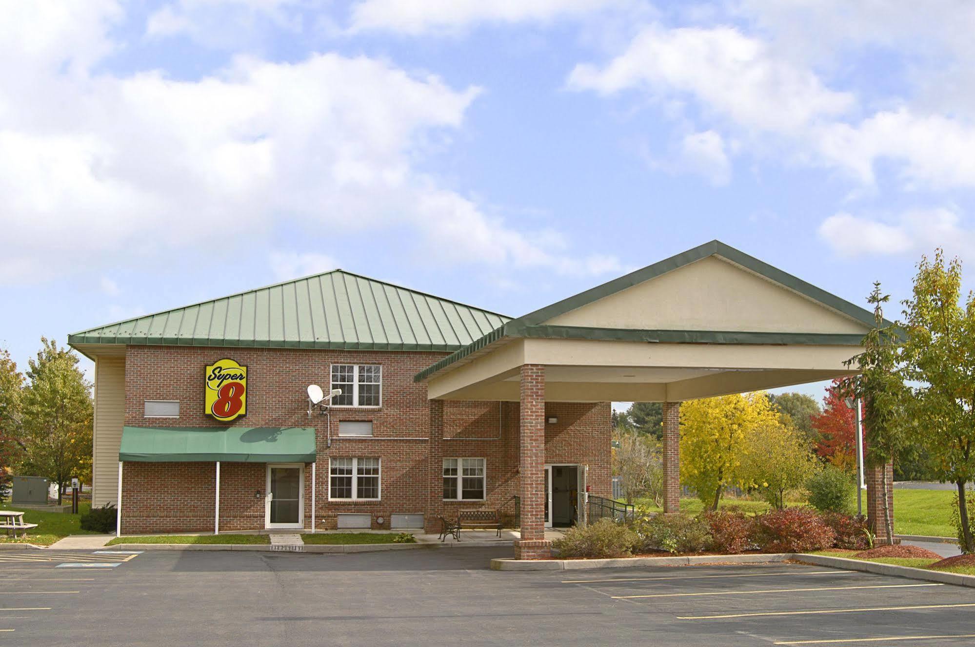 Executive East Syracuse Hotel Exterior foto